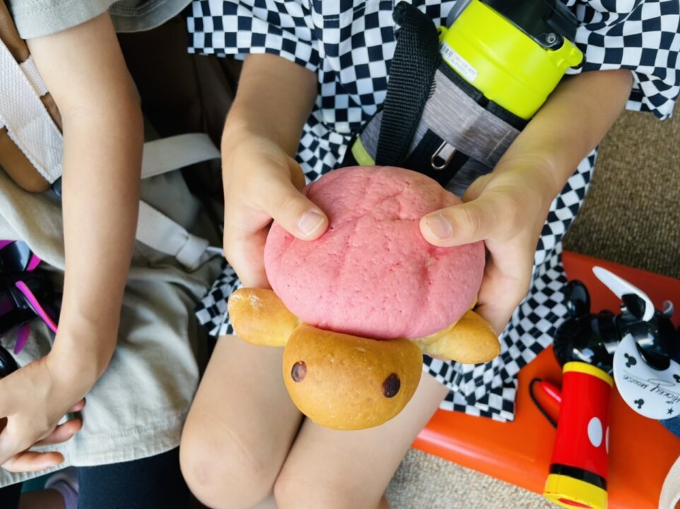 えのすい（新江ノ島水族館）オーシャンカフェで買ったカメロンパンを食べる息子