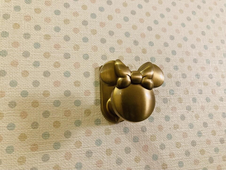 ディズニーランド『授乳室』カーテン個室内のミニー型の可愛いフック