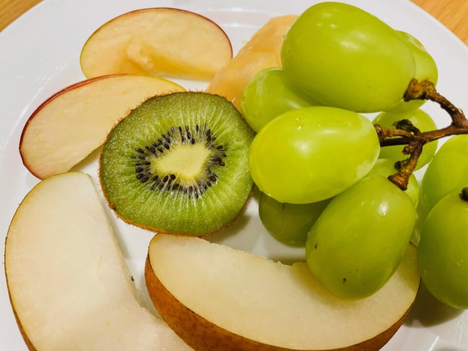 スイーツパラダイスフルーツ食べ放題のマスカットと梨とりんごとキウイとパイナップル
