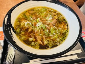 談合坂SA下りフードコート内ホルモンラーメン写真１