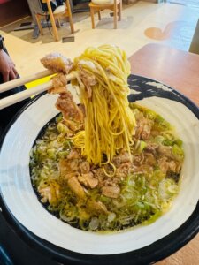 談合坂SA下りフードコート内ホルモンラーメン写真２