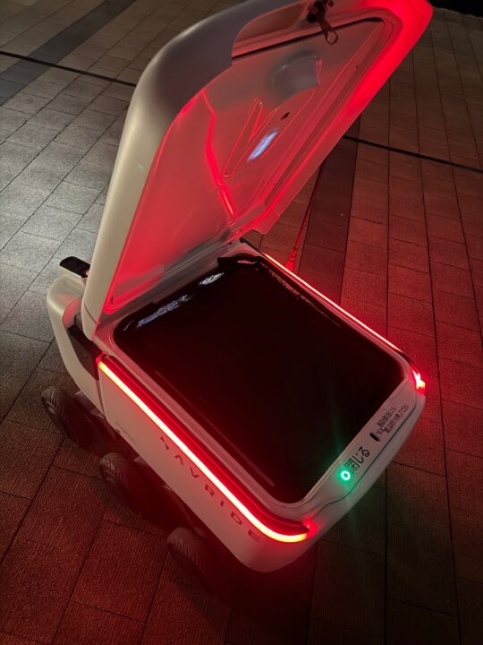 楽天配送ロボット解錠直後の画像